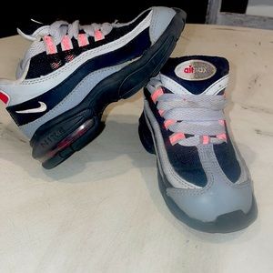 Little boy toddler air max tennis shoes size 8c in GUC